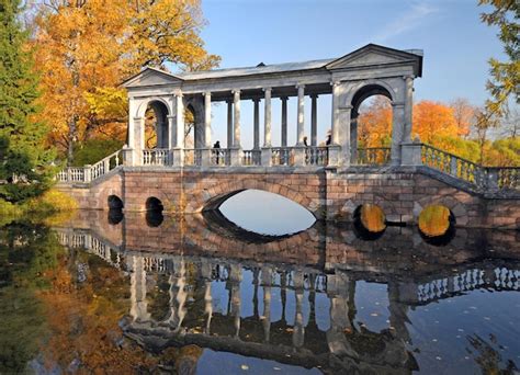 Un Puente Sobre Un Estanque Con Un Puente Al Fondo Foto Premium