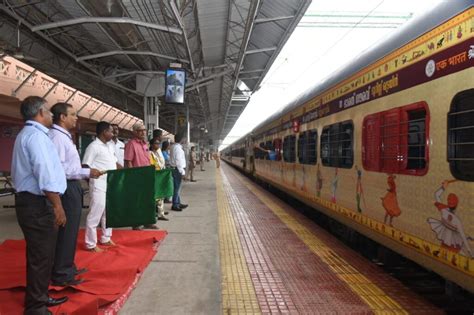 Kashi-bound passengers in special train greeted at Madurai railway ...