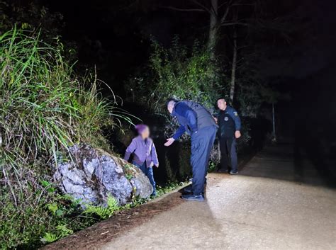 广西八步：八旬老人深山采菊失联 警民合力搜山22小时终寻回