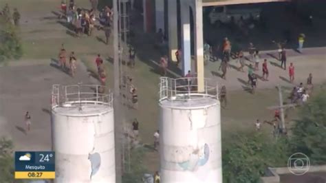 Bandidos Invadem Escola No Rio Ap S Opera O No Complexo Da Mar