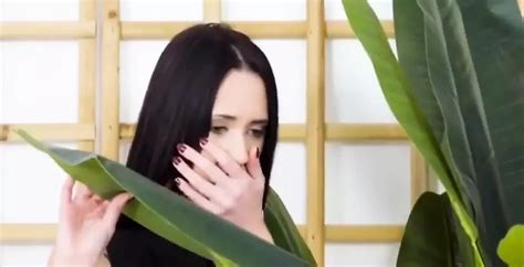 Dünnes brünettes schätzchen von Personal Trainer verführt und ficken im fitnessstudio sex