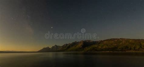 El Amanecer Se Abre Sobre El Cielo Estrellado Y La Cordillera De Los