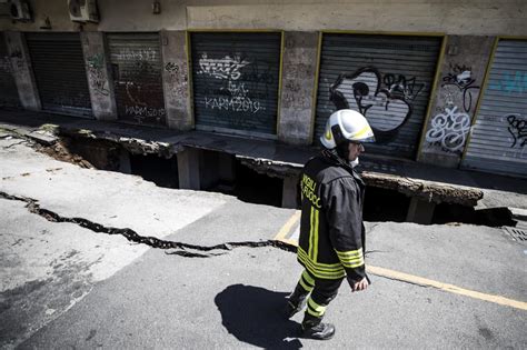 Roma Cede Lasfalto Voragine Profonda Sei Metri A Torpignattara