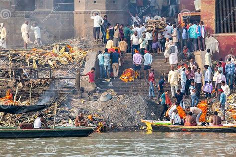 Varanasi India 16 November 2019 Hinduist Cremation Pyre In