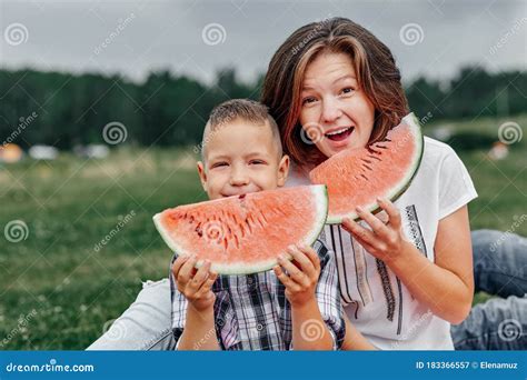 Mor Och Son Som Ter Vattenmelon I Ngar Eller Park Lycklig Familj P