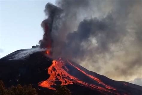 Una nueva ruptura del cono provoca más desbordamiento de la lava