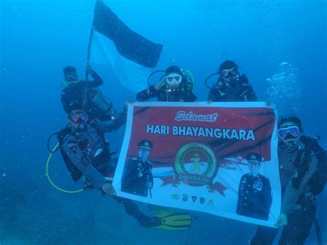 Sang Saka Merah Putih Berkibar Di Bawah Laut Gorontalo