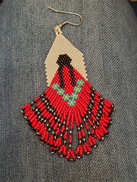 Pin By Ella Meeter On Beading Bead Weaving Patterns Native Beading Patterns Beaded Jewelry