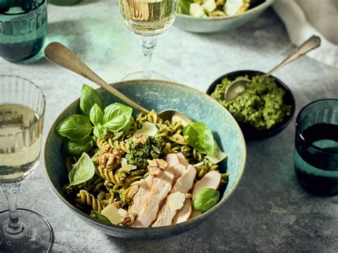 Fusilli Met Boerenkoolpesto Gerookte Kip En Walnoten Boodschappen