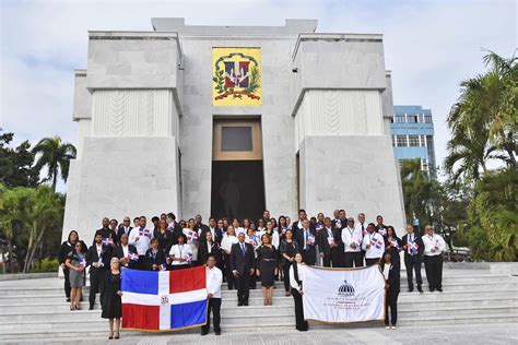 Ministerio de Economía deposita ofrenda floral en el Altar de la Patria