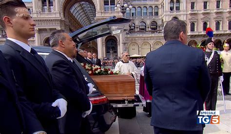 Diretta Funerali Berlusconi Terminata Tra Gli Applausi La Funzione