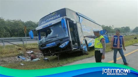 Bus Rombongan Siswa Smk Randudongkal Pemalang Terguling Di Tol Pasuruan