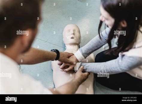 Curso de resucitación cardiopulmonar de primeros auxilios en la escuela