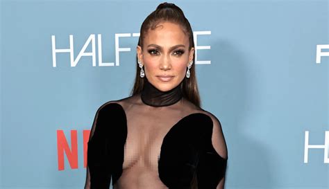 FOTO Pakai Gaun Tembus Pandang Jennifer Lopez Pamer Lekuk Tubuh Di