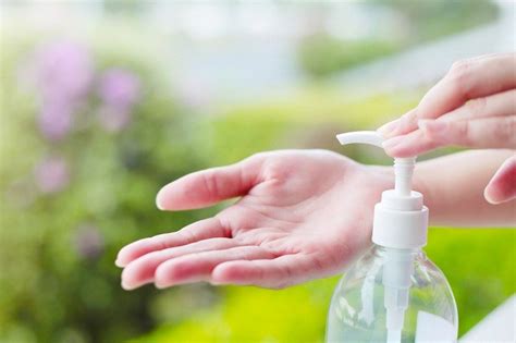 Cuci Tangan Pakai Air Dan Sabun Atau Hand Sanitizer Alodokter