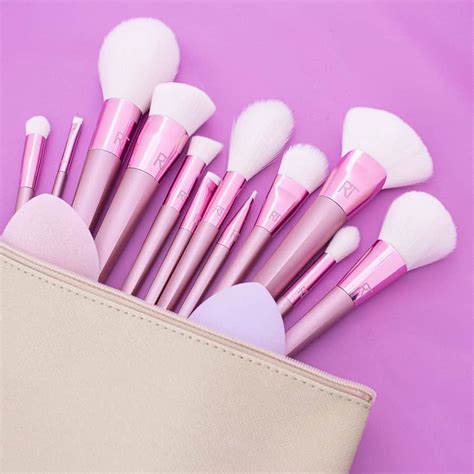 This Complete List Of Vegan Makeup Brushes Will Help You Go Fur Free