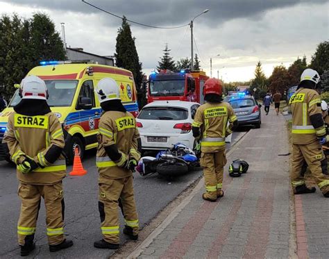 Wypadek Motocykl Zderzy Si Z Samochodem Dwie M Ode Kobiety Lekko