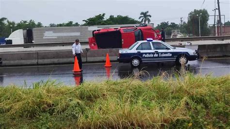 Vuelca camioneta tras chocar contra muro de contención por la México 15