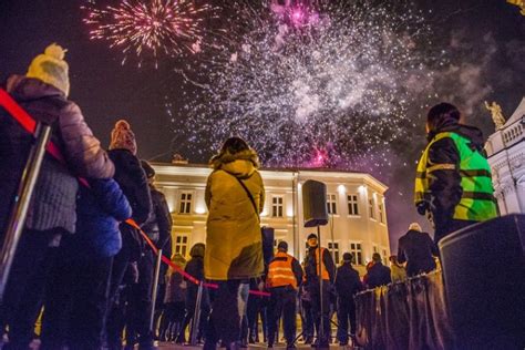 Miasta rezygnują z fajerwerków w sylwestra Pokazów nie będzie bo są