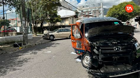 Choque Entre Veh Culos Dej Personas Y Mascotas Heridas En Quito