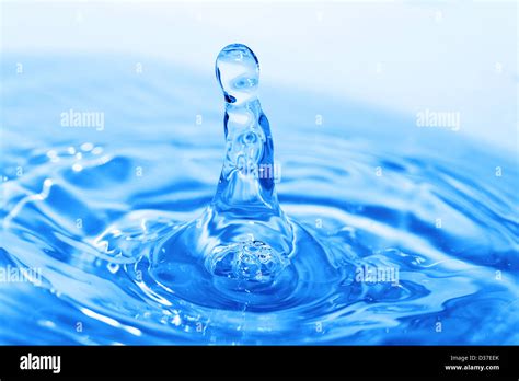 Bubble Blue Water Splashing Hi Res Stock Photography And Images Alamy