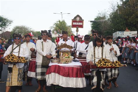 Defile Kontingen Buleleng Diiringi Mandolin Koran Buleleng