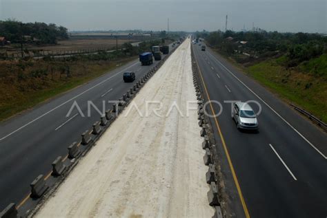 PELEBARAN JALAN TOL JAKARTA CIKAMPEK ANTARA Foto