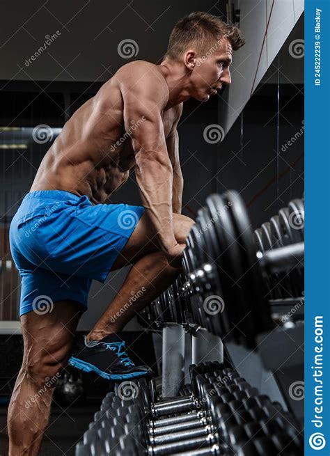 Musculoso Durante El Entrenamiento En El Gimnasio Imagen De Archivo