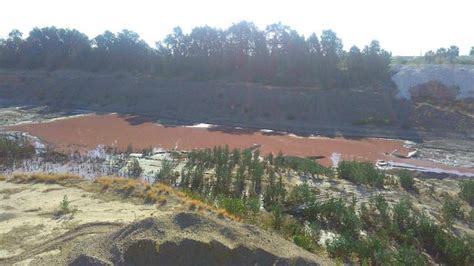 Se vierten aguas residuales en el lecho seco del Río Nazas