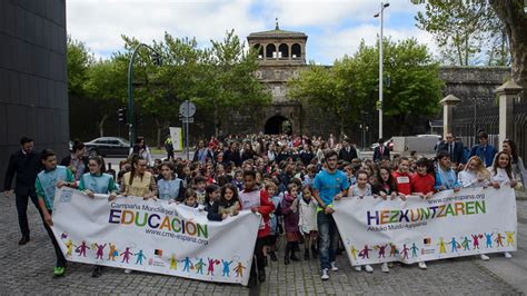 Cientos de niños marchan en Pamplona para exigir una educación de