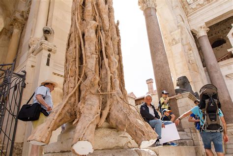 Slobodna Dalmacija Na Peristilu Gu Va Mije Aju Se Turisti I Glumci