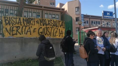 Giustizia Per Eugenio La Protesta Davanti All Ospedale Giannettasio