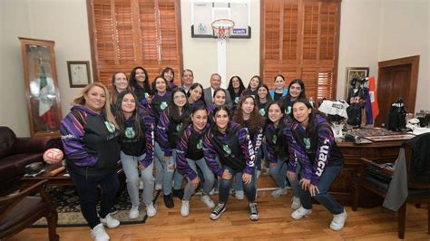 Convive Rector Rivera Campos Con El Equipo De Basquetbol Adelitas Uach