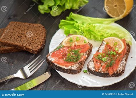 Bocadillo Con Los Salmones Para El Desayuno Foto De Archivo Imagen De