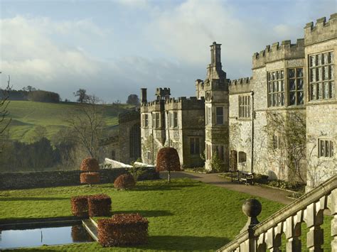 House Tour A Medieval Manor Gets Decked For The Holidays Haddon Hall In Derbyshire Tour