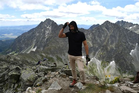 Tričko na turistiku funkčné pánske s kapucňou TERMOintima M čierna