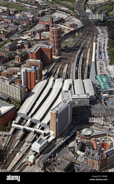 Leeds train station hi-res stock photography and images - Alamy