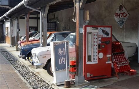 射的の看板などが置かれた、大分県豊後高田市の「昭和の町」の街並み＝2月 【まちの光 九州の挑戦②】大分「昭和の町」 転換期 ズレ始めた価値