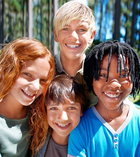 Amigos do acampamento um grupo diversificado de crianças sorrindo