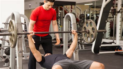 Bankdrücken Mit Spotter Verbessert Die Leistung Trainingfit