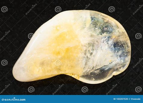 Pedra Preciosa Citrina Amarela Lustrada Na Obscuridade Imagem De Stock