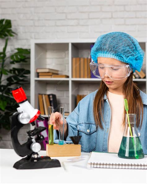 Menina Com Rede De Cabelo Fazendo Experimentos Científicos Com