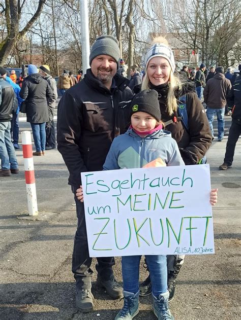 Cem Zdemir Spricht In Ellwangen Mit Protestierenden Bauern Und Bittet