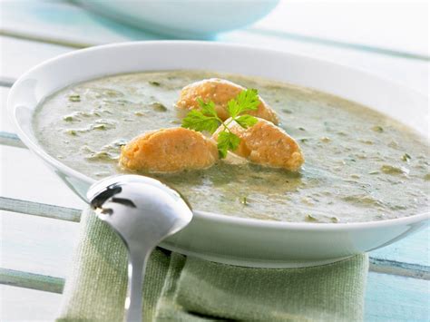 Cremige Mangoldsuppe Mit K Se Paprika Nockerl Rezept Eat Smarter