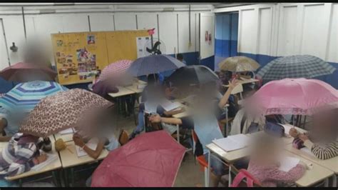 V Deo Estudantes Usam Guarda Chuva Dentro De Sala De Aula Por Causa De