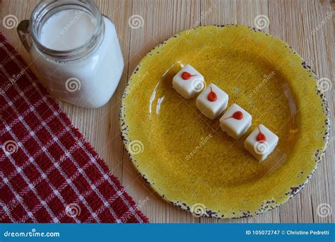 La Torta Adornada Muerde En Una Placa Vibrante Con Una Taza De Leche