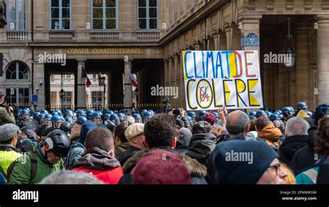 Manifestantes Franceses Contra La Reforma De La Jubilaci N Con Un Signo