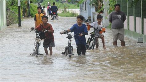 Sungai Dengkeng Meluap Sekolah Dan Puluhan Rumah Di Klaten Tergenang