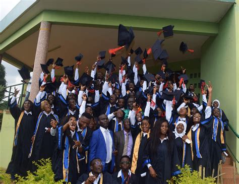 Remise de la Licence à la 6e promotion de lUFR SEG Université Jean