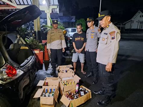 Razia Jelang Takbiran Polsek Muntilan Sita Botol Miras Dari Mobil